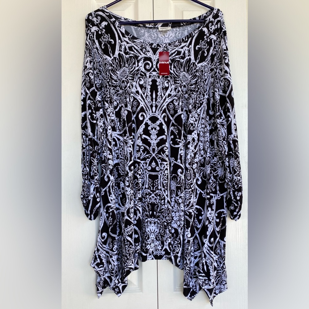 NWT Avenue Black & White Tunic Length Top - Size 14/16 - Asymmetrical Hem